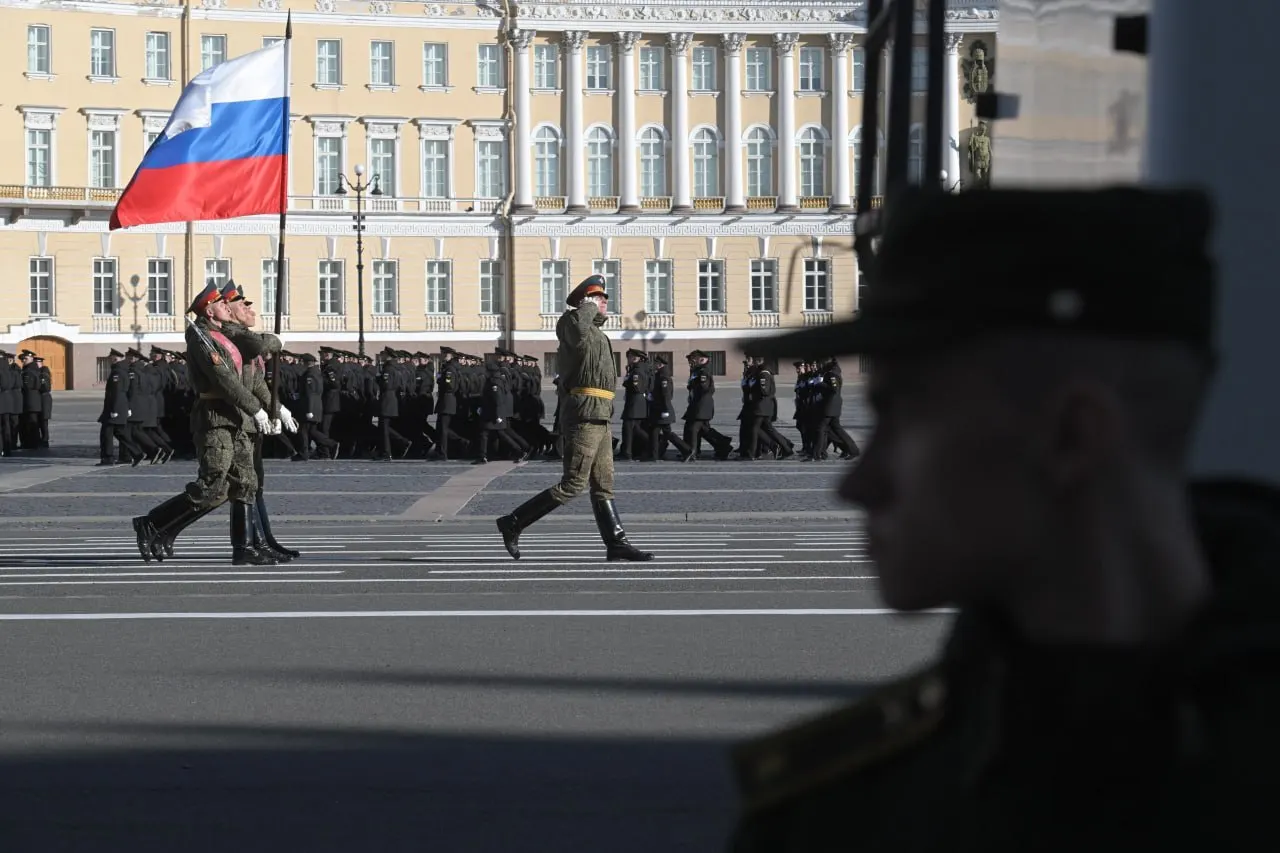 После совещания по обеспечению правопорядка при участии губернатора планы по размещению зрителей на параде 9 мая пересмотрели: вместо нескольких тысяч приглашений теперь планируется лишь около 310 мест на трибунах Дворцовой площади. Решение о проведении очного «Бессмертного полка» ожидают от городских властей.