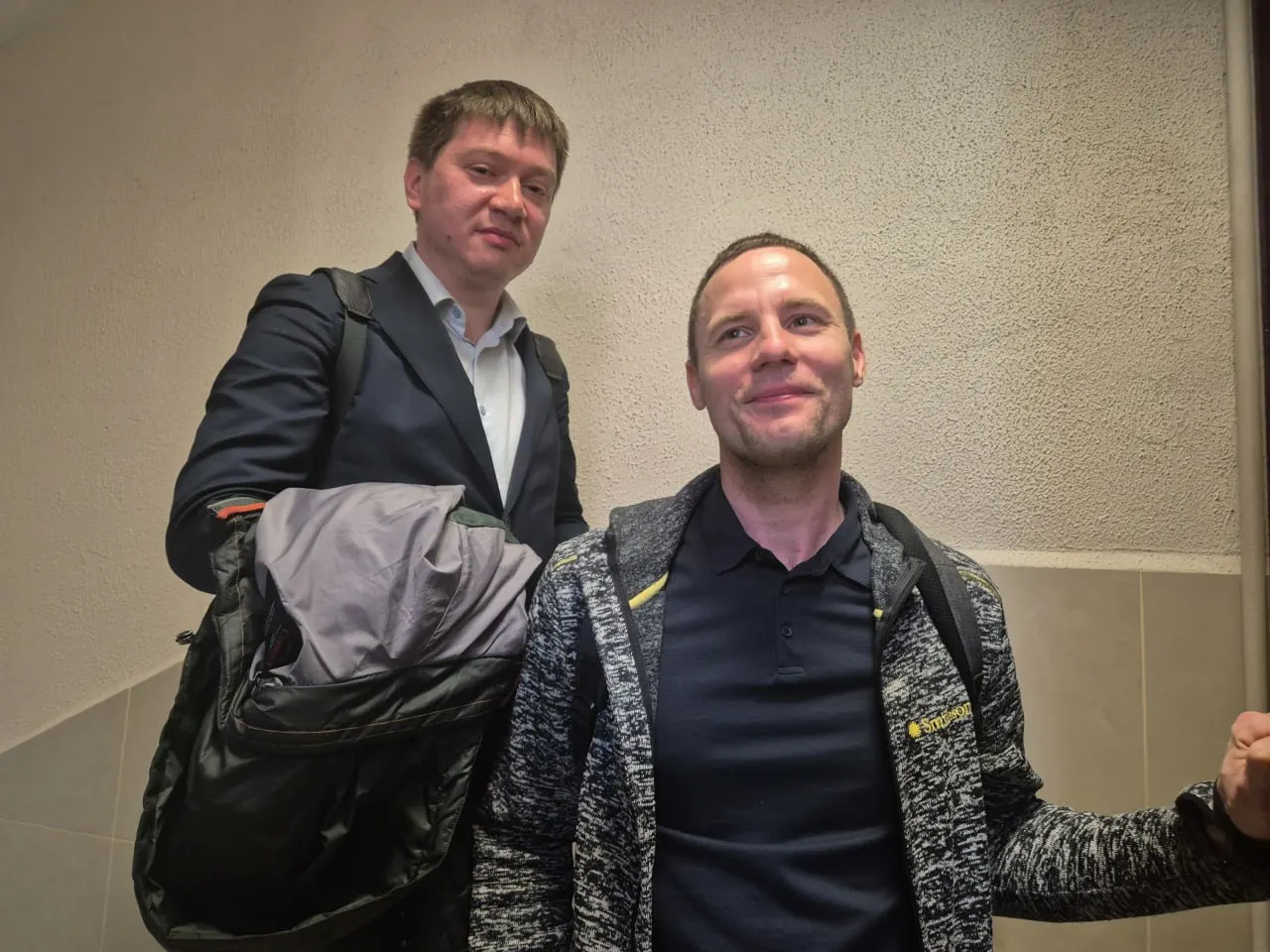 Юрист сообщил, что ему неоднократно звонили из полиции и переносили составление протокола; при отказе явиться сотрудник обещал принудительную доставку и предъявление статьи за неповиновение.