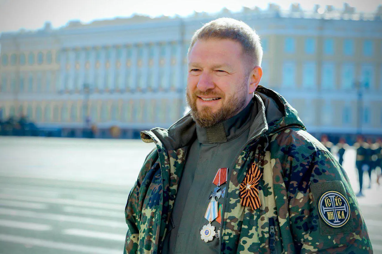 Александр Малькевич отказался от депутатских полномочий и отправился на войну. Его уход совпал с уголовным делом по факту растраты бюджетных средств телеканала, материалы готовятся к передаче в суд.