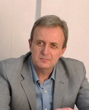 Ленинский районный суд Петербурга оштрафовал 53‑летнего Александра Васьковского на 30 тысяч рублей по статье о «дискредитации» за посты о ДНР и высказываниях о предложениях Рамзана Кадырова; экспертное заключение сочло публикации направленными на подрыв авторитета военнослужащих, обвиняемый это отрицает.
