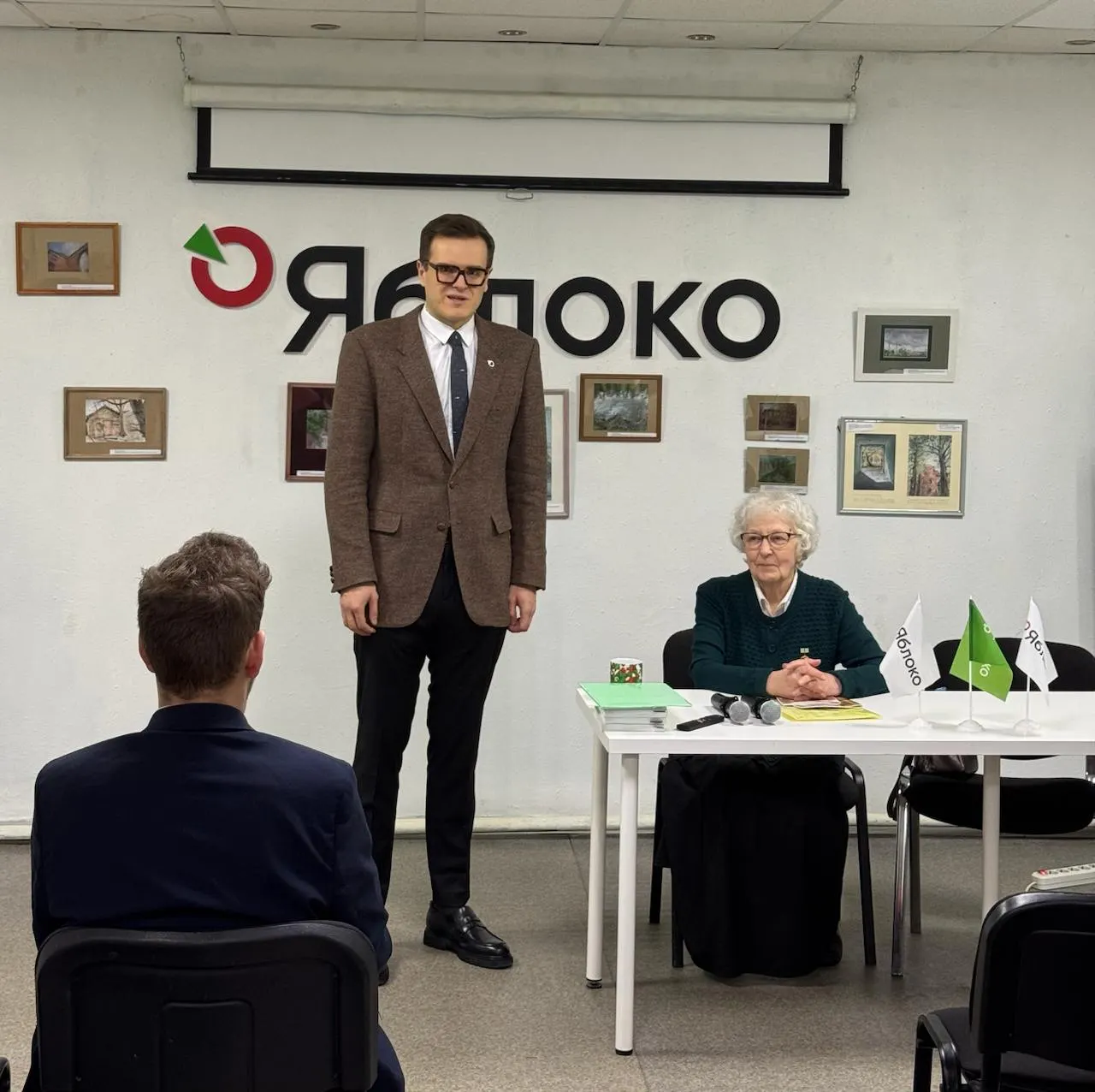 Лидер фракции сообщил, что его место перейдет 34‑летнему Дмитрию Анисимову. Он известен градозащитной деятельностью и участием в инициативах по сохранению городской среды.