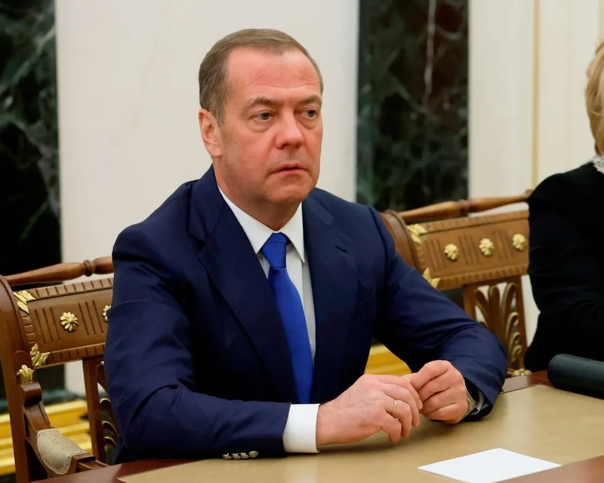 Экс‑президент выступит на форуме в Санкт‑Петербурге, где также будут присутствовать зампред правительства Татьяна Голикова, представитель президента Игорь Руденя и губернаторы Северо‑Запада. Ранее приезды высокопоставленных лиц в город сопровождались крупными пробками и ограничениями связи.
