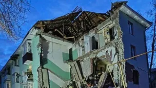 В Сызрани во время массированного удара украинских беспилотников один из дронов попал в жилую многоэтажку, обрушился подъезд, из-под завалов спасены 11 человек. Беспилотники также атаковали другие регионы, частично ограничив работу аэропортов.