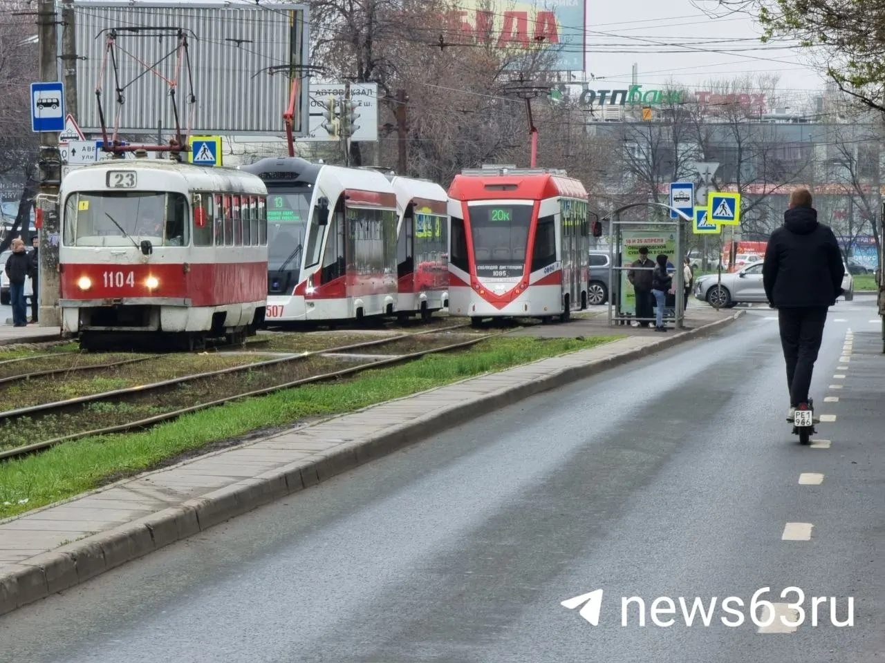 В Самаре все наземные маршруты общественного транспорта приостановили движение после сигнала «Ракетная опасность» — пассажиров высаживали на ближайших остановках, а стоимость поездки на такси за это время заметно выросла.