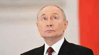 Владимир Путин на форуме «Малая родина — сила России» заявил, что страна должна работать на фронт по образцу тыла времён Великой Отечественной войны, пообещал продолжить создание «зоны безопасности» у границ с Украиной и добиться всех целей СВО. На этом фоне эксперты указывают на подготовку к новой волне частичной мобилизации и стагнацию наступления российских войск.