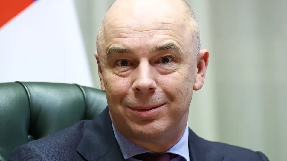 Министр финансов советует россиянам переводить сбережения из наличных в банковские вклады или на финансовые рынки, чтобы деньги работали на экономику; по данным Росстата, большая часть сбережений уже находится в банках, но значительная доля хранится наличными и в валюте.