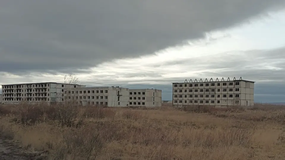 В первом квартале 2026 года число рождений в России, по оценкам демографов, снизилось уже одиннадцатый год подряд и обновило минимум более чем за 200 лет, тогда как официальная статистика по демографии остается засекреченной с 2025 года.