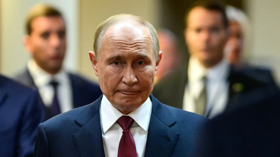 Апрельское сокращение контролируемой площади и значительное замедление темпов наступления аналитики связывают с контратаками, ударами средней дальности, активным применением беспилотников, проблемами связи и неблагоприятной погодой.