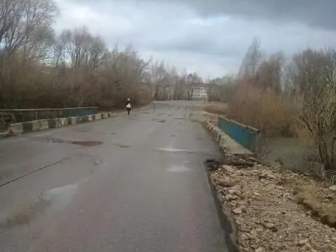 Паводок спадает — возобновлено движение по мосту в районе деревни Валищево.