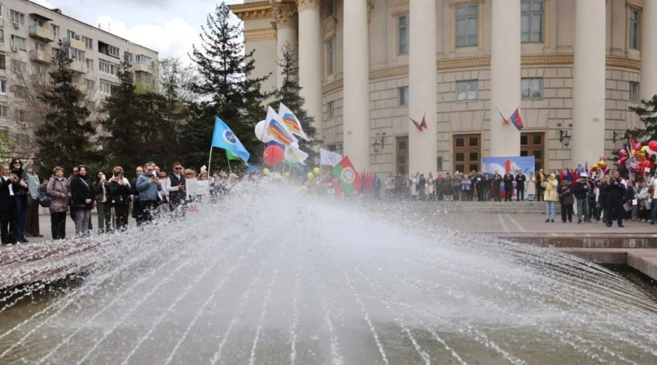 У ДК Профсоюзов прошло короткое праздничное мероприятие: поздравление, детские стихи и танец — основное действие заняло около десяти минут.