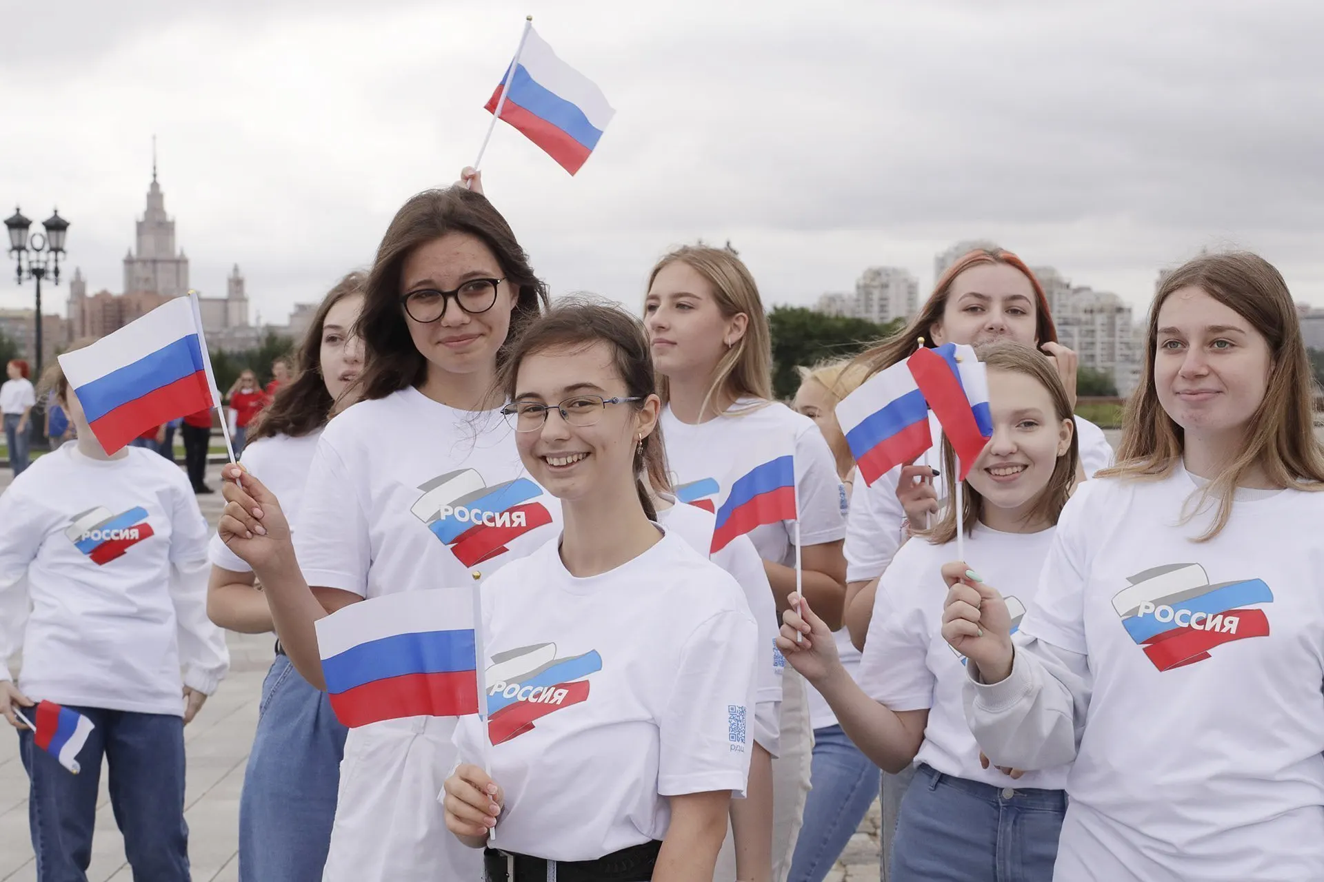 Государство планирует многомиллиардные траты на патриотическое воспитание молодёжи, однако эксперты ставят под сомнение методики подсчёта результатов: показатели легко завышаются и отражают активность программ, а не реальные настроения граждан.