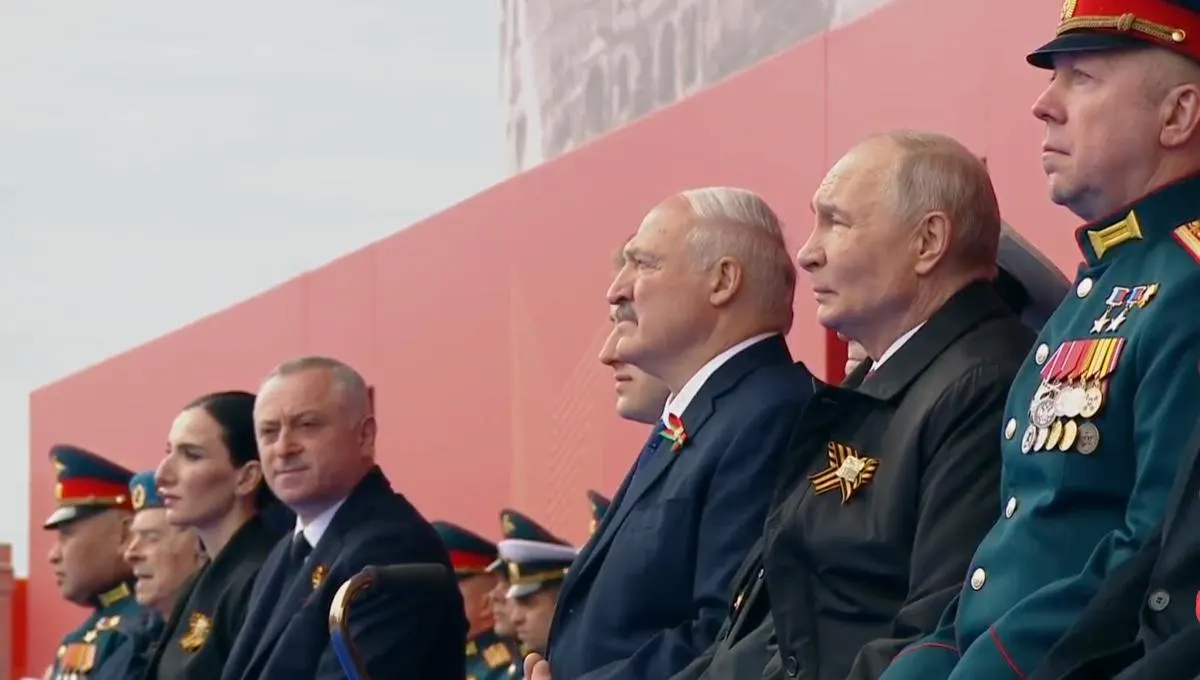 Во время парада президент назвал День Победы священным праздником, подчеркнул преемственность поколений и отметил роль советского народа в разгроме нацизма. На трибуне рядом с ветераном впервые разместили участника «СВО».