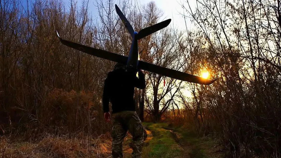 В этом году украинские беспилотники и ракеты значительно увеличили число атак на российские средства ПВО, радары и промышленную инфраструктуру — в том числе объекты глубоко вглубь территории страны. Это создает риски для снабжения войск и энергетической безопасности.
