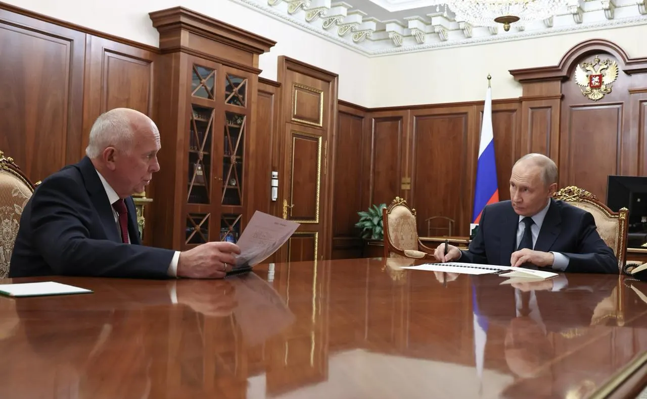 Глава Ростеха доложил президенту, что серийный выпуск МС‑21 и «Суперджета‑100» перенесён на следующий год; в этом году ожидают лишь сертификат для Ил‑114‑300, а целевые сроки выпуска самолётов были пересмотрены.