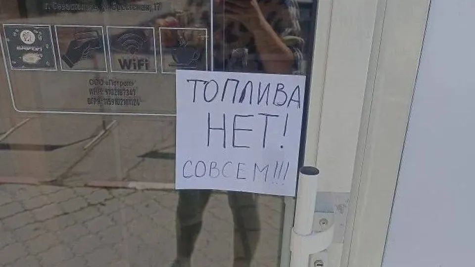 С 31 мая в Крыму вводят талоны на бензин АИ-95 и лимит на продажу АИ-92 — не более 20 литров на одно ТС; заправка в канистры запрещена. Ограничения связаны с ударами по НПЗ и нарушениями логистики, правительство взяло производство под жёсткий контроль.