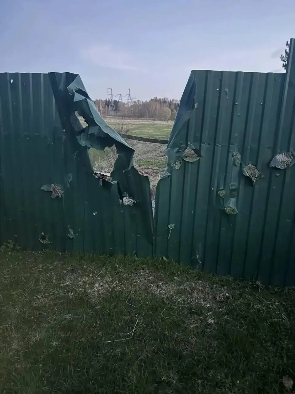 В Волоколамском округе умер 77‑летний мужчина после атаки беспилотника; власти сообщают о множественных отражённых налётах и сбитых дронах в Московской и Ленинградской областях, а также проблемах в Санкт‑Петербурге.