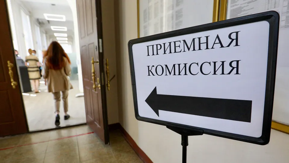 В проекте поправок к закону «Об образовании» предлагается принимать в ряд магистерских программ только выпускников соответствующих бакалавриатов. Авторы инициативы мотивируют это необходимостью фундаментальной подготовки; эксперты призывают к дифференциации требований, а не к тотальному запрету.