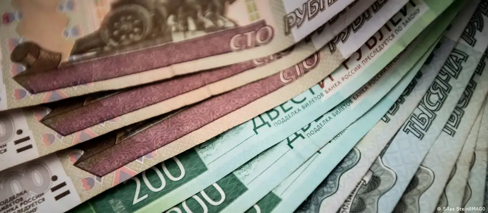 По оценке Минэкономразвития, в 2026 году ВВП вырастет лишь на 0,4% вместо ранее прогнозировавшихся 1,3%. Ожидается восстановление с 2027 года, при этом снижаются инвестиции, замедляется рост доходов населения и растут риски для бюджета.