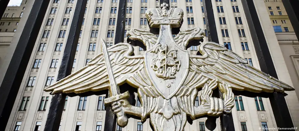 Минобороны объявило одностороннее перемирие на майские праздники, но предупредило о возможном ответе и даже ударе по центру Киева в случае срыва паузы; киевлянам советуют покинуть город. Президент Украины не советует иностранным лидерам посещать московский парад.