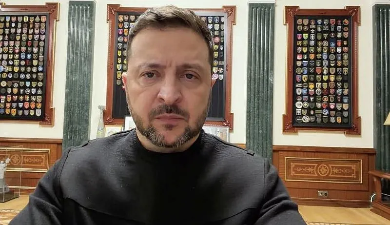 По словам президента Украины, разведка, в том числе с помощью западных партнёров, получила сведения о подготовке комбинированного удара с применением «Орешника», в том числе по Киеву. Граждан призвали своевременно реагировать на сигналы тревоги и пользоваться укрытиями.