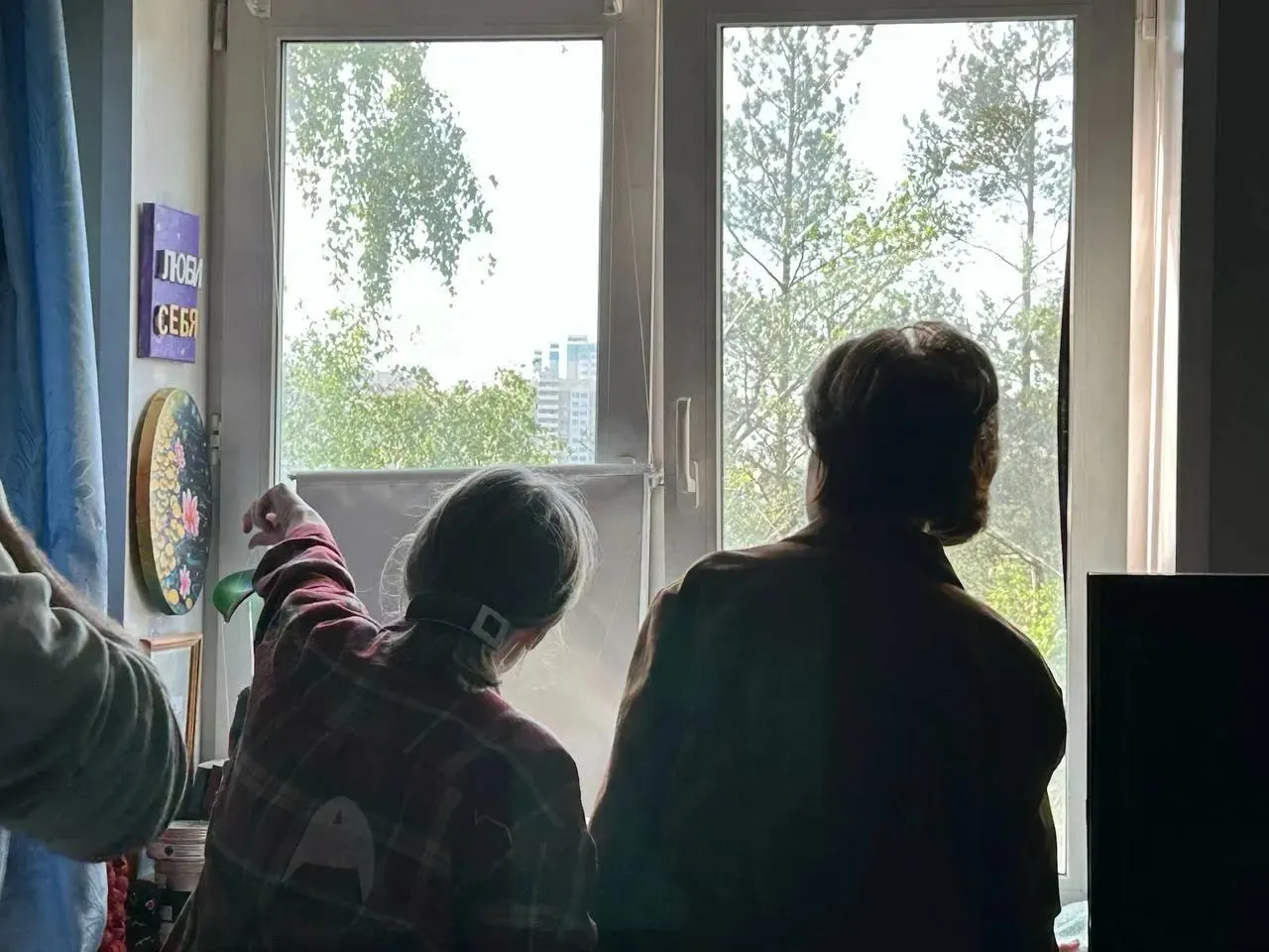 Ночью в Московской области несколько беспилотников попали в жилые здания. В Химках один беспилотник врезался в частный дом — есть погибшая и пострадавший, ещё один дрон ударил по многоквартирному дому, произошли пожары и повреждения квартир.