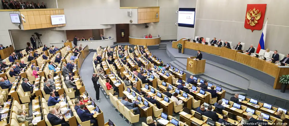 Депутаты одобрили законопроект, который дополнит КоАП рядом составов, позволяющих административно выдворять иностранцев и лиц без гражданства за участие в несанкционированных акциях, «дискредитацию» армии и другие нарушения.