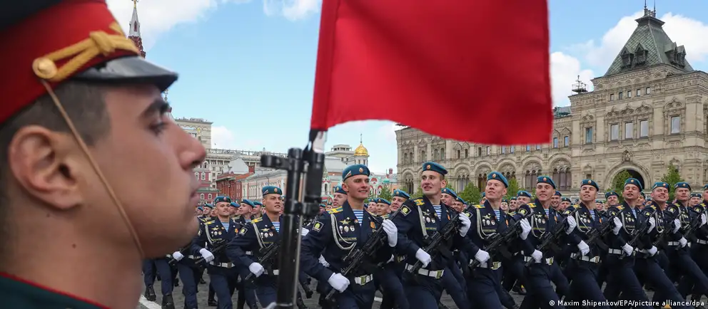 Власти решили сократить формат парадов 9 мая: в Москве отменяют проезд военной техники и участие кадетских корпусов, в ряде регионов массовые мероприятия и салюты полностью отменены. Эксперты называют причины — соображения безопасности, задействованность техники на фронте и политические мотивы — и оценивают возможные последствия для власти и общественного настроения.