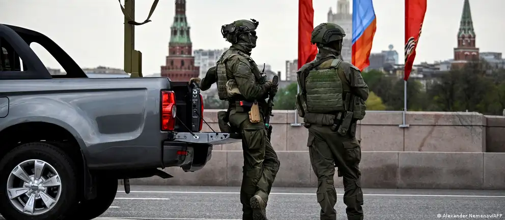 Власти отменили аккредитации иностранным корреспондентам для освещения парада на Красной площади. Торжества пройдут в сокращённом формате — без военной техники и с ограничением гостей — на фоне угроз и недавних атак беспилотников.
