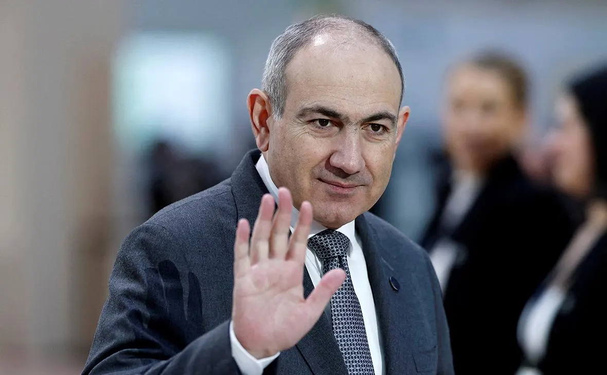Премьер-министр Армении Никол Пашинян заявил, что выход из Евразийского экономического союза не будет внезапным и что Ереван останется в составе ЕАЭС до тех пор, пока это возможно. Ранее российский лидер призвал Армению как можно скорее определиться между ЕС и ЕАЭС после проведения в Ереване саммита ЕС.
