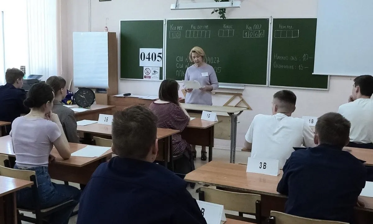 Рособрнадзор в методических рекомендациях предписал: охрана и организаторы не имеют права прикасаться к участникам экзаменов и их вещам — при срабатывании металлоискателя предметы просят сдать добровольно.