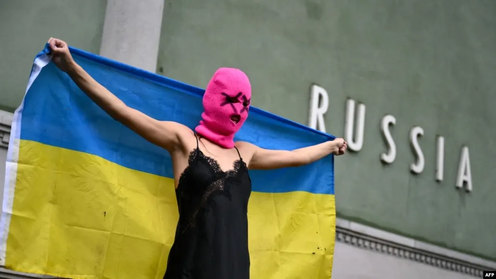 Росфинмониторинг внёс панк‑коллектив Pussy Riot в список террористов и экстремистов. Ранее группу признали экстремистской, а ряд участниц приговорили к длительным срокам по уголовным делам, связанным с антивоенной деятельностью.