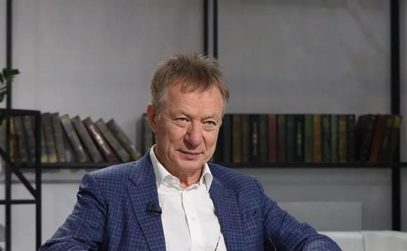 Бизнесмен выехал из страны после решения суда о признании его и фонда «экстремистским объединением» и наложении конфискации активов. По версии обвинения, он покинул Россию, воспользовавшись голландским паспортом и выехав через Беларусь.