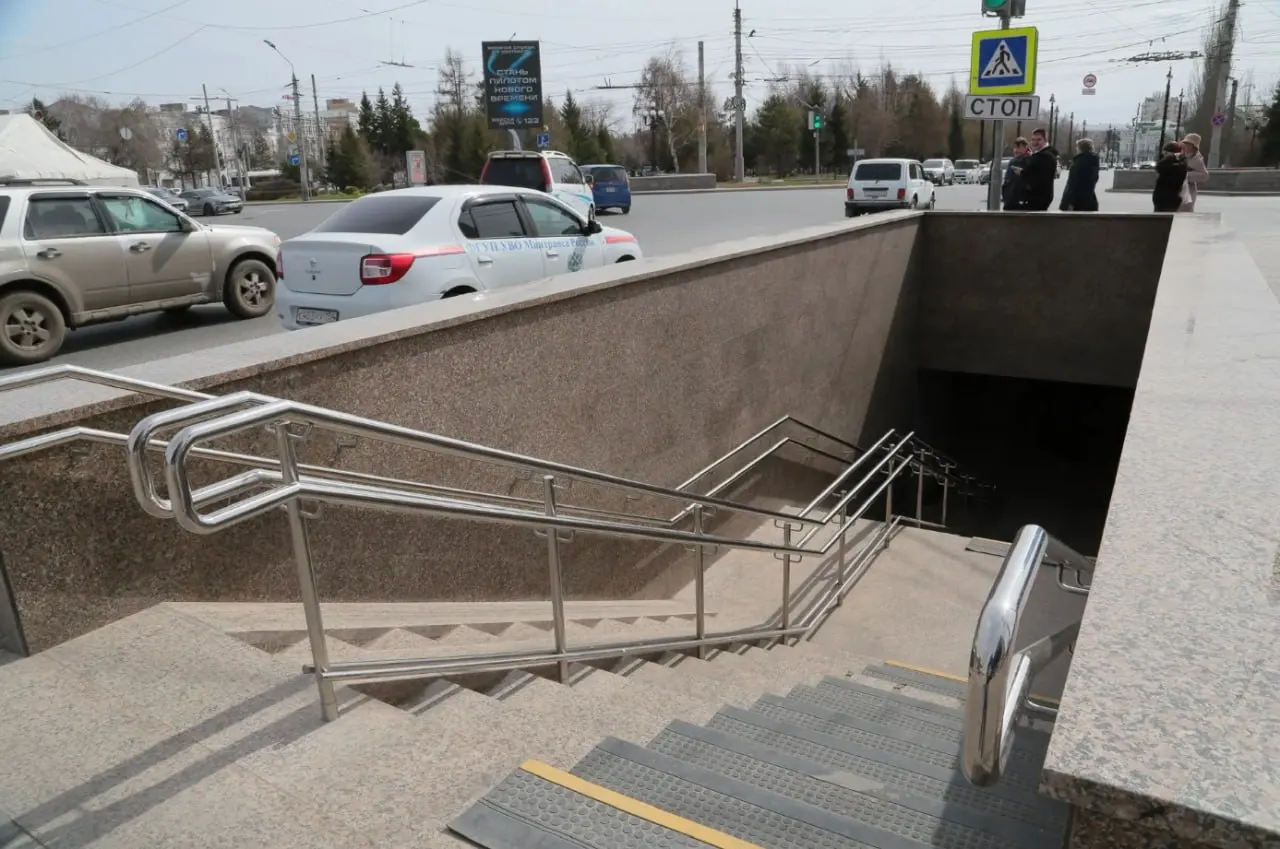 Во входные группы подземного перехода вносят последние изменения: откроют доступ со стороны ТЦ «Омский», а выход к скверу Дзержинского закроют с 2 мая. Для пешеходов организуют временный светофор и приведут подходы в безопасное состояние.