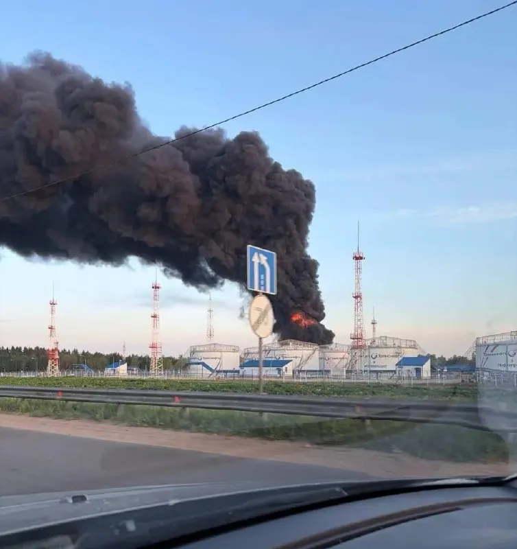 Ночью и утром беспилотники поразили Московский НПЗ в Капотне, нефтеналивную станцию в Дурыкине и технопарк в Зеленограде. По данным — минимум 3 погибших, 12 пострадавших; повреждены жилые дома, в Шереметьево вспыхнул пожар от упавших обломков, в аэропортах задержаны рейсы.