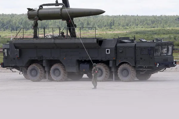 Минобороны сообщило, что в рамках ядерных учений военные переправили и снарядили ракеты для оперативно‑тактического комплекса «Искандер» и скрытно выдвинули подразделения в назначенные районы в Белоруссии.