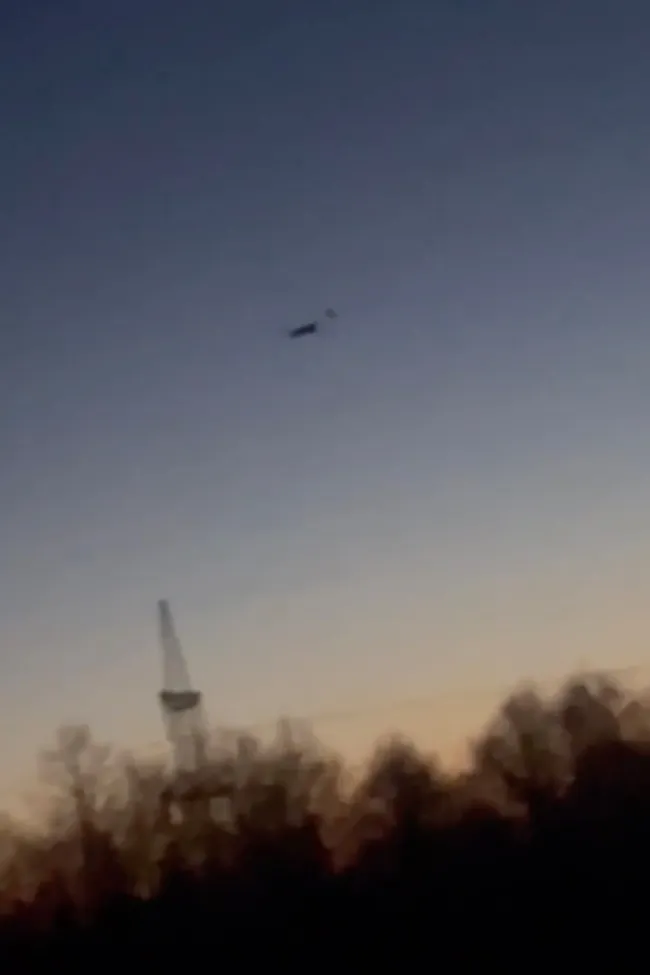 Ночью по портовому комплексу Приморск нанесён удар беспилотниками: возник пожар, силы ПВО отразили массированную атаку. В ряде регионов отмечены падения обломков дронов и перебои в работе транспорта и связи.