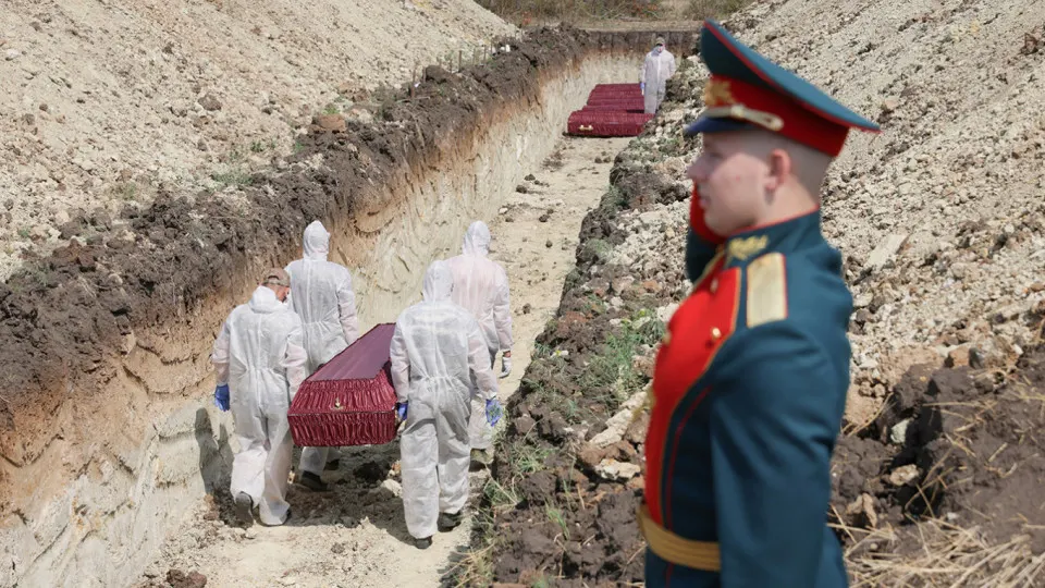 Анализ поимённых списков, реестров наследственных дел и судебной статистики даёт минимальную документально обоснованную оценку в 352 000 погибших российских военнослужащих к концу 2025 года; в расчёт включены как смерти, зарегистрированные через ЗАГС, так и признания погибшими через суд.