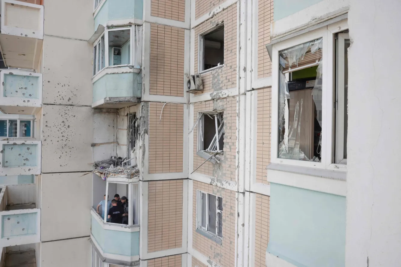 Жители Москвы, Подмосковья, регионов и прибрежных городов описывают страх, усталость и гнев после ударов беспилотников по территории России: от бессонных ночей и планов на эмиграцию до полного переосмысления отношения к войне.