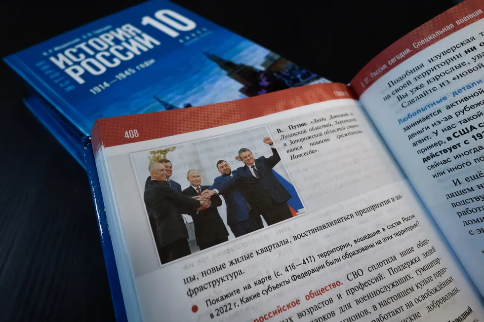 Учебники истории для 6–9 классов (изданные в 2025 году) систематически подстраивают рассказ о прошлом под современные идеологические задачи: вплетают недавние государственные проекты, замалчивают неудобные факты и предлагают ученику готовую картину, а не критический анализ.