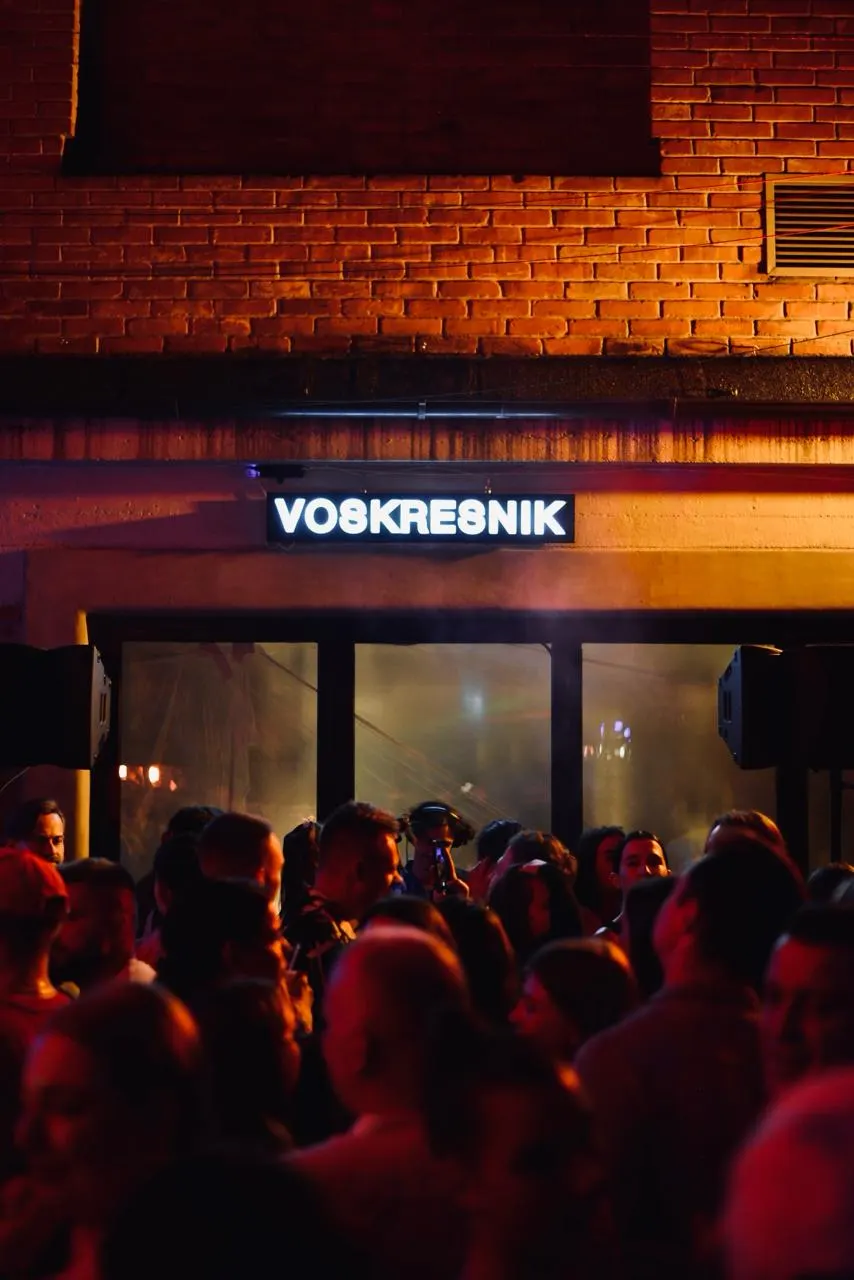 В калининградском кафе Soul Garden 3 мая откроется новый сезон вечеринок VOSKRESNIK — хаус, фанки и диско на уютной площадке у озера. Начало в 17:00.