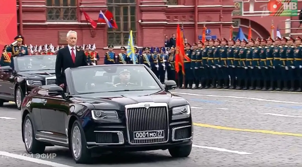 На смотре были продемонстрированы автомобили Aurus: один кабриолет произведён в Москве, а другие модели выпускают в Елабуге.