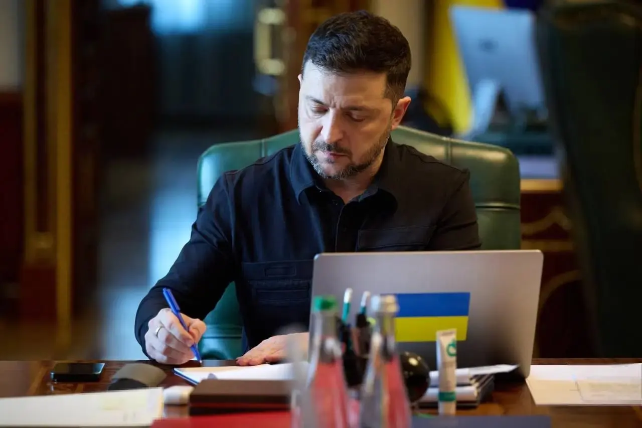 Президент Украины сообщил, что ВСУ с 00:00 в ночь на 6 мая перейдут в режим тишины и будут действовать зеркально в ответ на объявленное Россией перемирие.