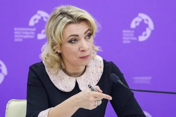 Мария Захарова заявила, что сотрудники Госдепартамента уведомляют российских дипломатов о том, что их дети, родившиеся в США, автоматически получили американское гражданство, хотя семьи не подавали соответствующих заявлений.