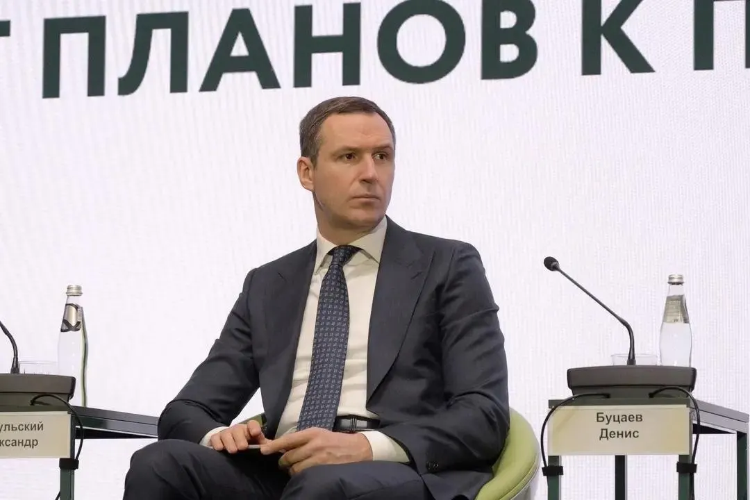 Его подозревают в хищении средств Российского экологического оператора. Буцаев, курировавший мусорную реформу, предположительно находится в США. Реформа, по оценкам, обошлась как минимум в 94 млрд рублей и не достигла планируемых показателей переработки.