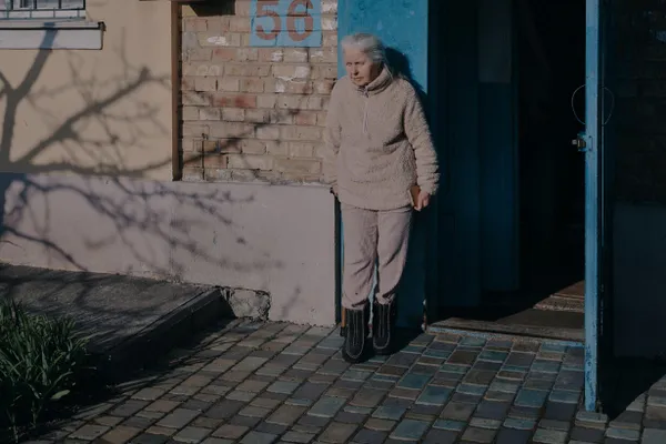 Генерал‑полковник Александр Чайко стал новым командующим ВКС. Ранее он служил в Генштабе, руководил группировкой в Сирии и возглавлял Восточный военный округ. Против него введены международные санкции, а зарубежные расследования и правозащитники связывают его с операциями, в которых пострадали мирные жители.