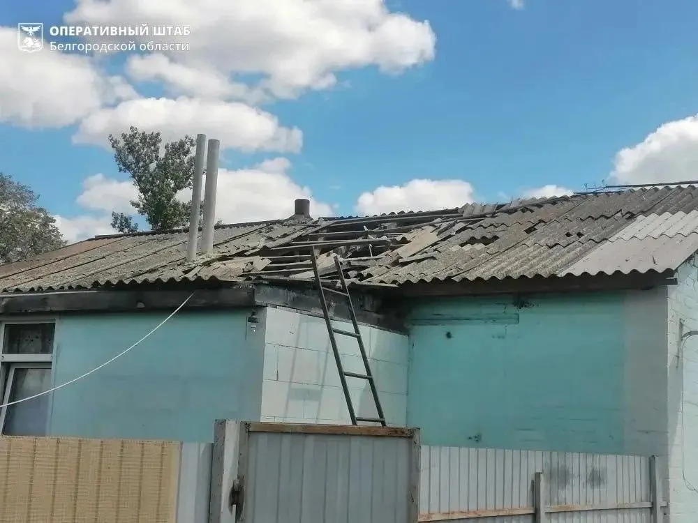 В результате серии ударов дронов пострадали три региона — горят жилые дома и поезд, проводится эвакуация жителей. Детали масштабов ущерба и число пострадавших уточняются.