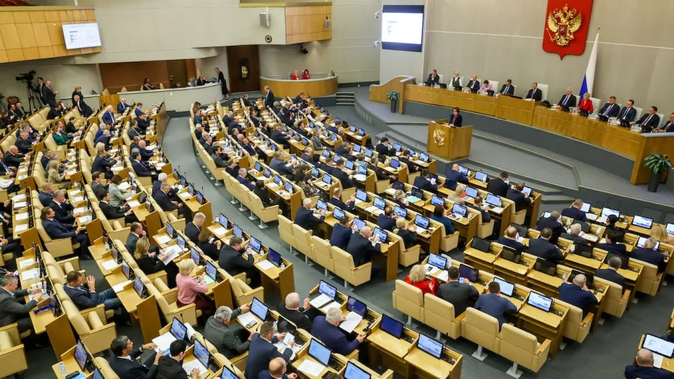 Депутаты поддержали поправки, отменяющие ограничение на стоимость арестуемого имущества для россиян, покинувших страну и осуждённых по политическим статьям. Дела будут рассматриваться заочно, а решения вступают в силу немедленно.