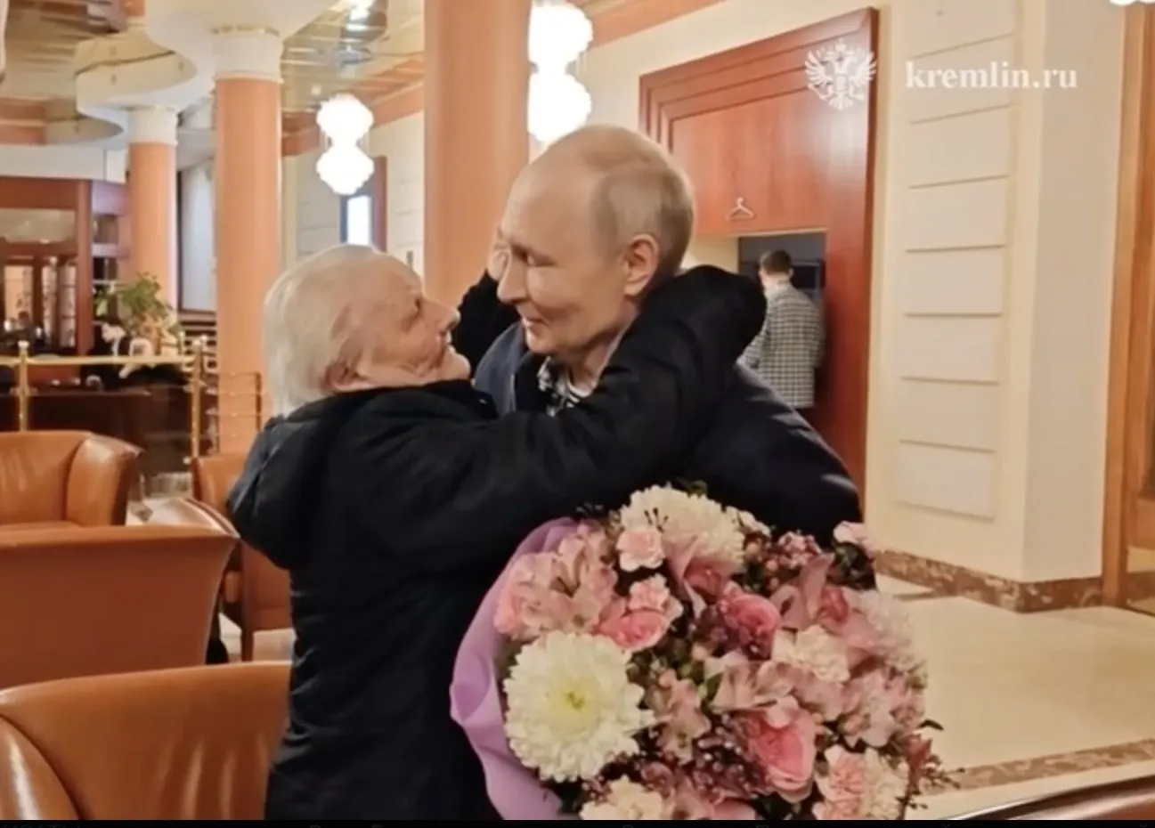 Президент России встретился со своей первой учительницей. Встреча прошла эмоционально: педагог целовала и обнимала его и не скрывала слёз.