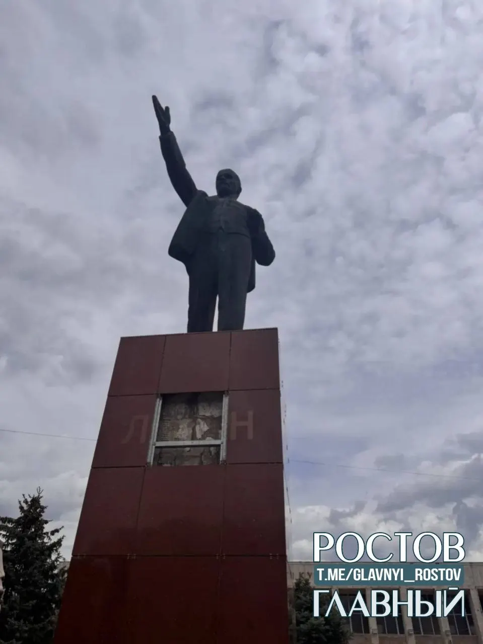 Вандалы разгромили плиту с надписью на памятнике в городском парке Батайска. Камеры зафиксировали инцидент, полиция задержала подозреваемого.