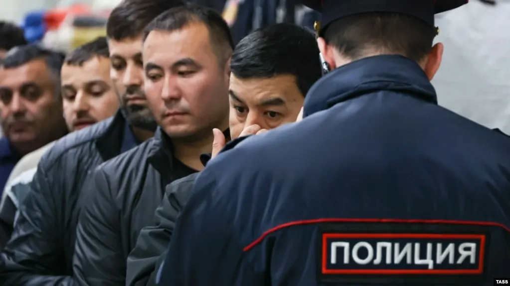 Проект предполагает расширение перечня административных правонарушений, за которые иностранцев и лиц без гражданства будут выдворять из России; число таких составов возрастёт до нескольких десятков.